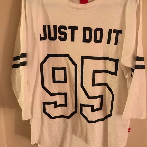 Nike woman’s just do it shirt - Picture 2 of 5